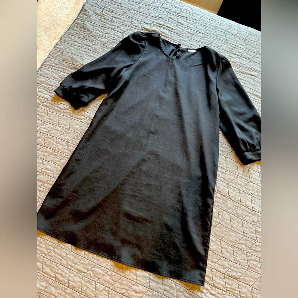 🖤CHARMING CHARLIE🖤 sheath dress. Precious button detail on back.